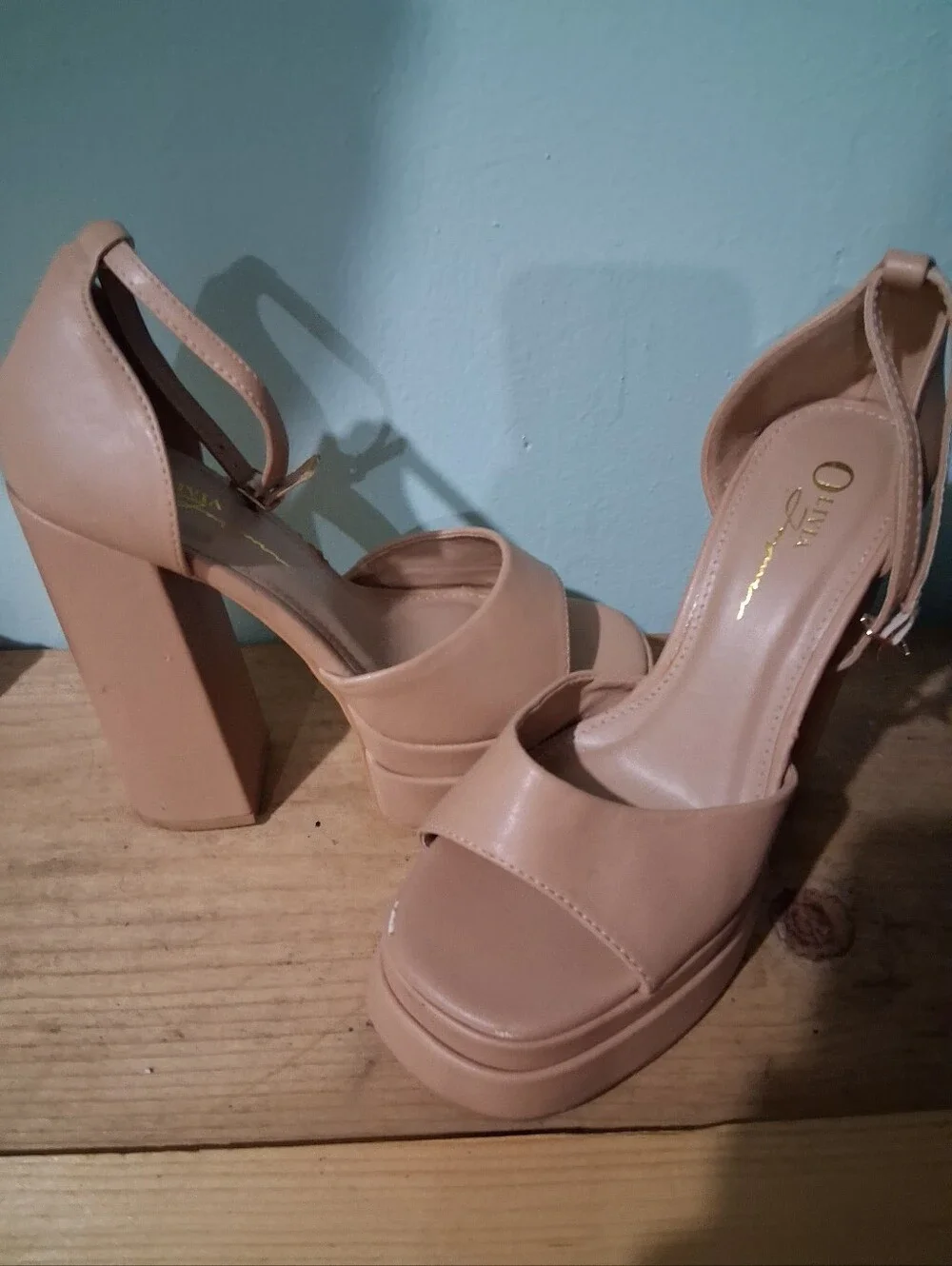 Olivia elevated platform